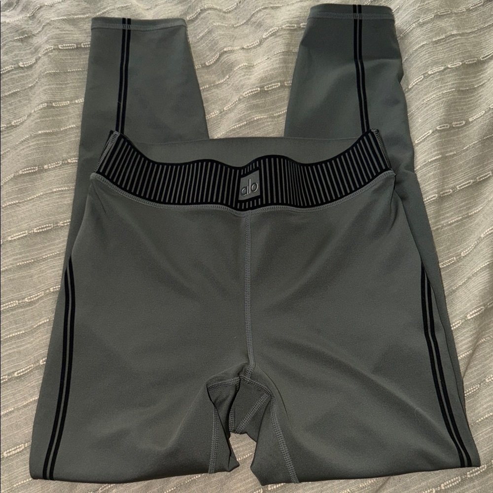 ALO airlift line up leggings dark cactus - Picture 2 of 6